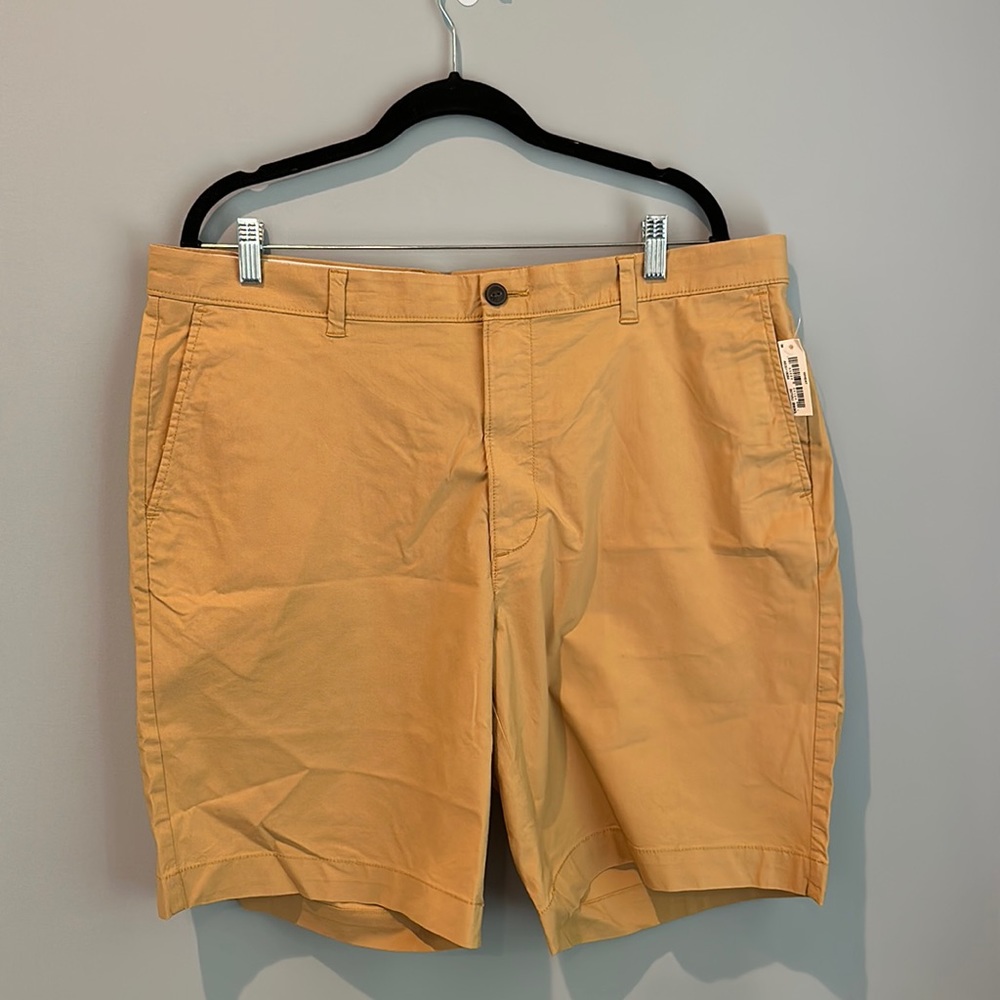 Men’s regular fit 9” stretch shorts size in wheat color. Size 38. NWT